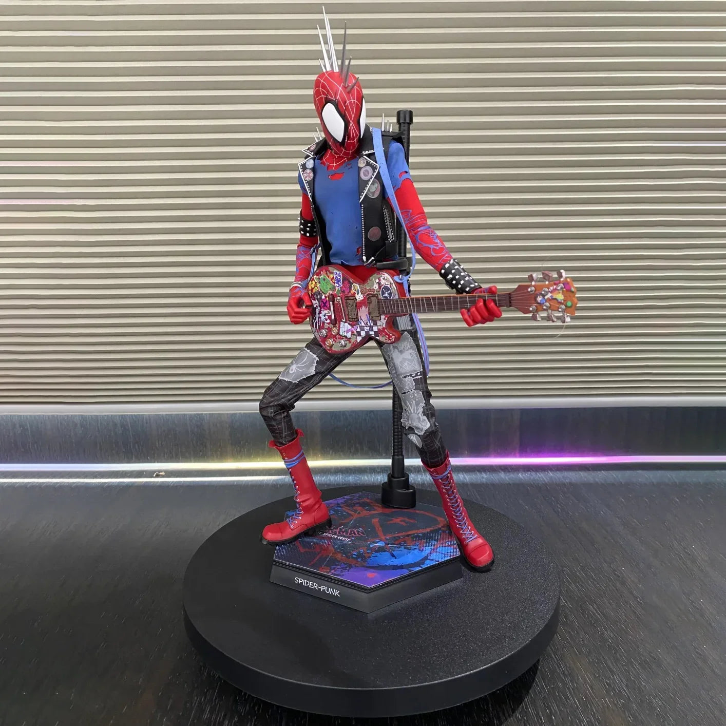 Hot Toys MMS726 Spider-Punk 1/6 Scale Figure - Image 4